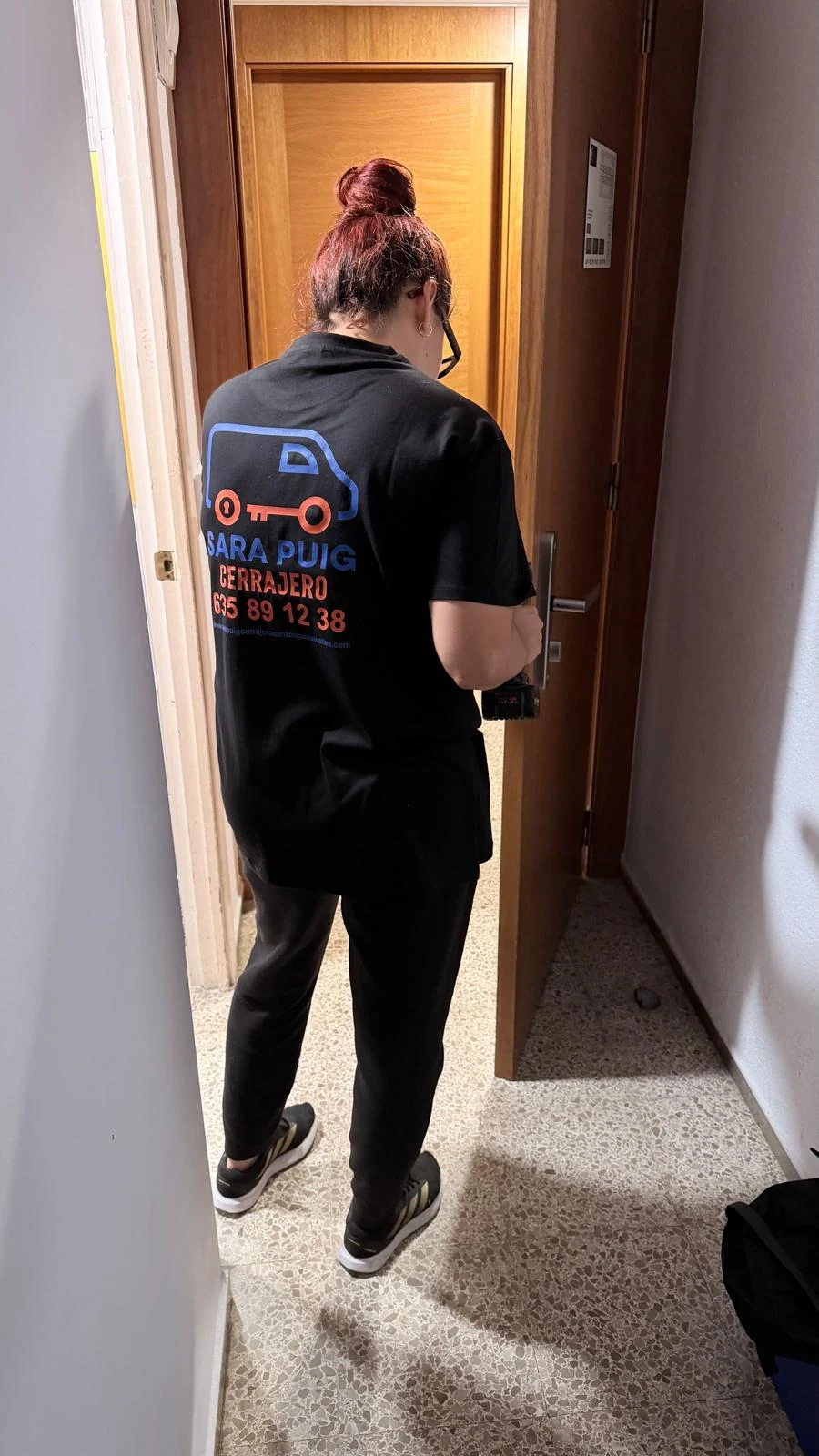 Cerrajera en Sant Cugat del Vallès instalando cerradura y reparando persiana metálica