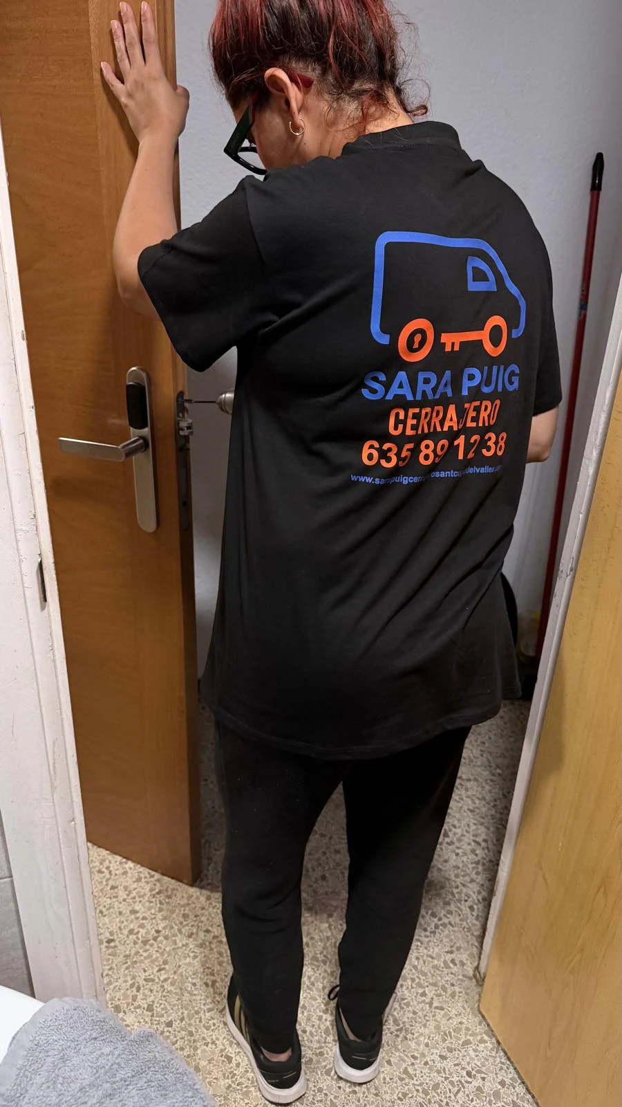 Sara Puig Cerrajero trabajando en una puerta de Sant Cugat del Valles